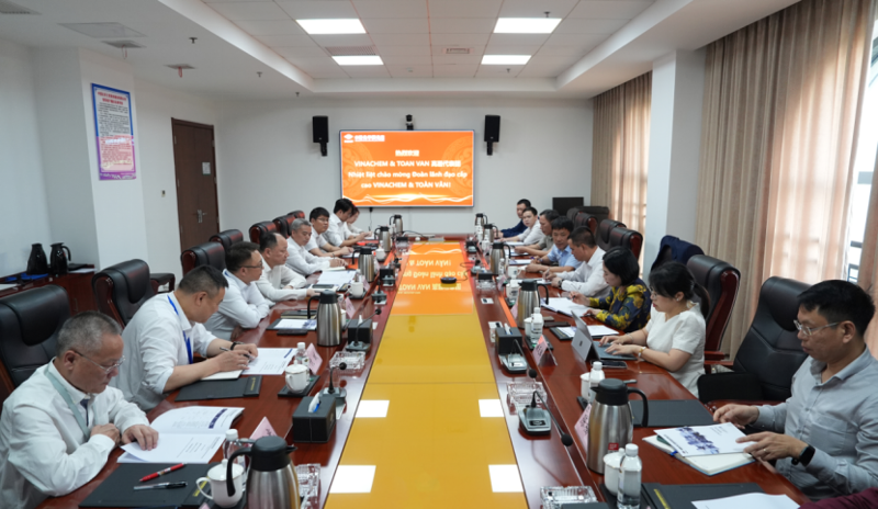 周鴻會見越南化學工業(yè)總公司寧平氮肥廠總經(jīng)理阮日憲、越南三云綜合貿(mào)易股份公司董事長謝氏青云