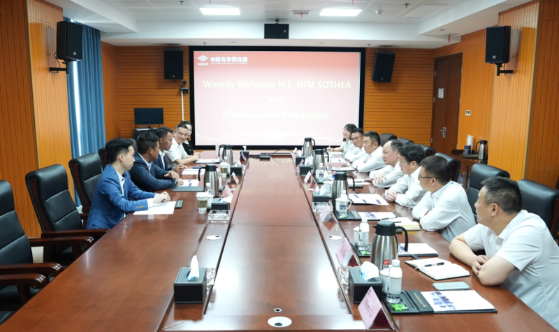 周鴻與柬埔寨公共事務與交通運輸部副部長尼姆·索提亞舉行會談